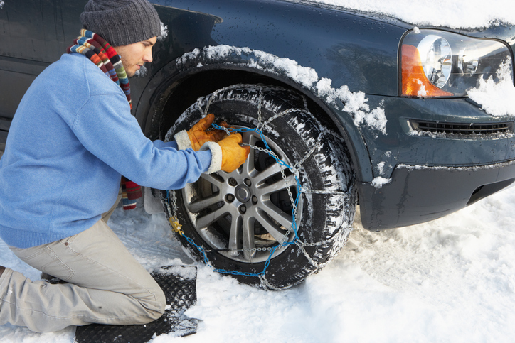 Pkw-Reifen mit montierten Schneeketten im Schnee Stockfotografie